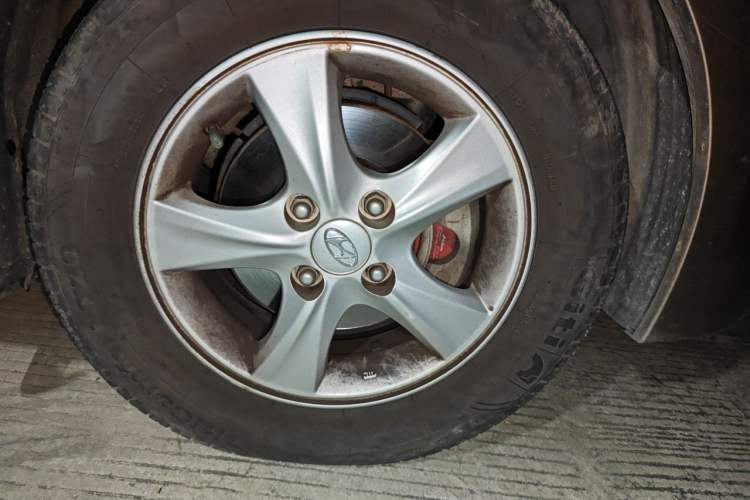 Used Hyundai Verna (older generation) 2014 1.4L Automatic Smart GLS Right Front Wheel Hub