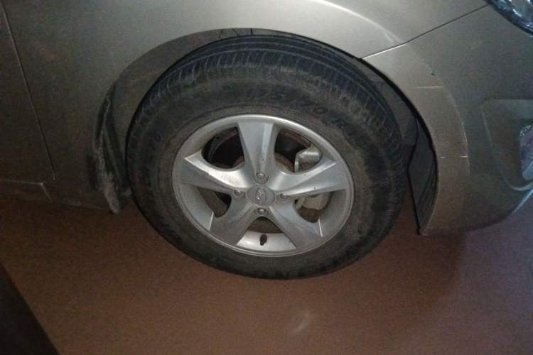 Used Hyundai Verna (older generation) 2014 1.4L Manual Smart GLS Trim Right Front Wheel Hub