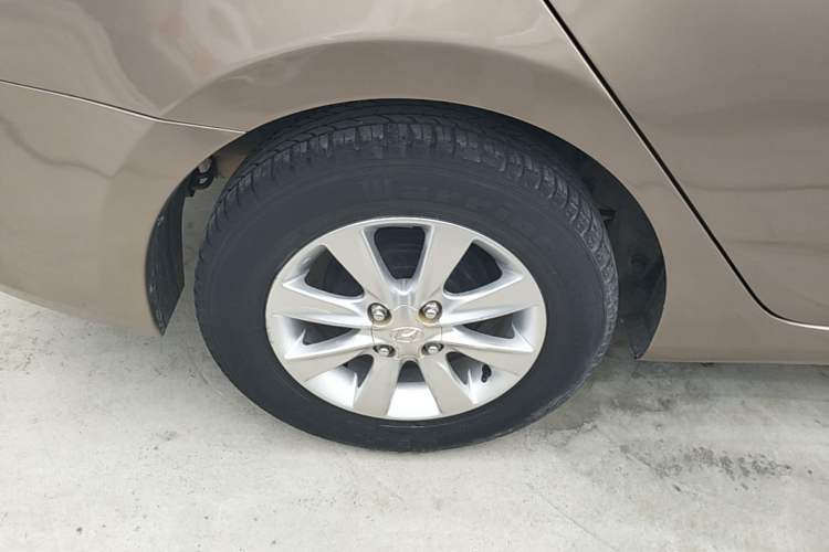 Used Hyundai Verna (older generation) 2014 1.4L Manual Smart GLS Trim Right Rear Wheel Hub