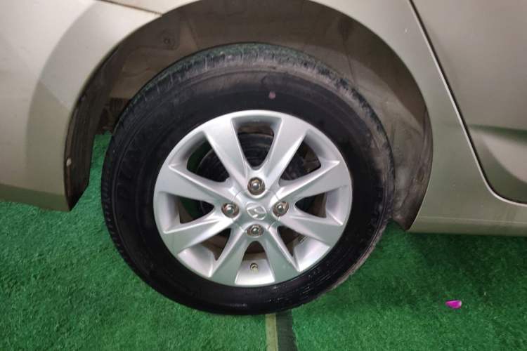 Used Hyundai Verna (older generation) 2014 1.4L Manual Smart GLS Trim Right Rear Wheel Hub