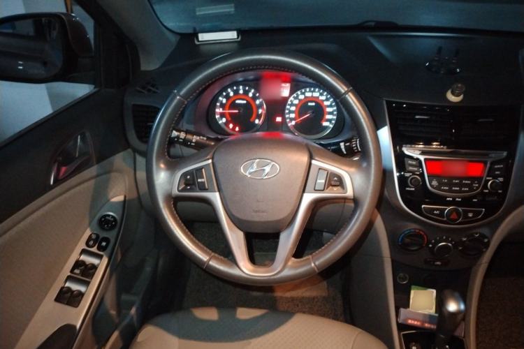 Used Hyundai Verna (older generation) 2014 1.6L Automatic Top-Tier Version TOP Steering Wheel