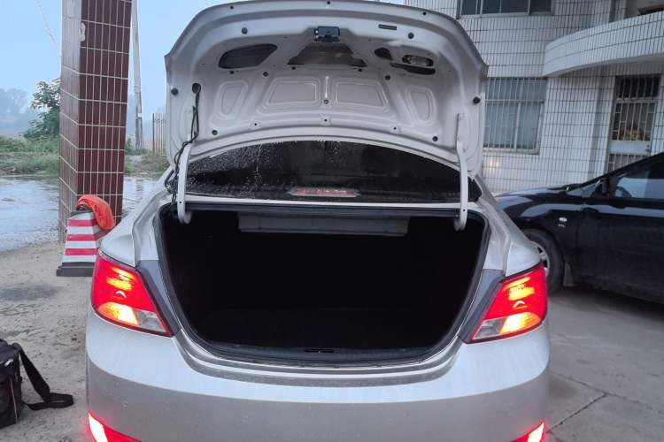 Used Hyundai Verna (older generation) 2014 1.4L Manual Smart GLS Trim Trunk
