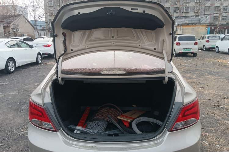 Used Hyundai Verna (older generation) 2014 1.4L Manual Top-Tier Model TOP Trunk