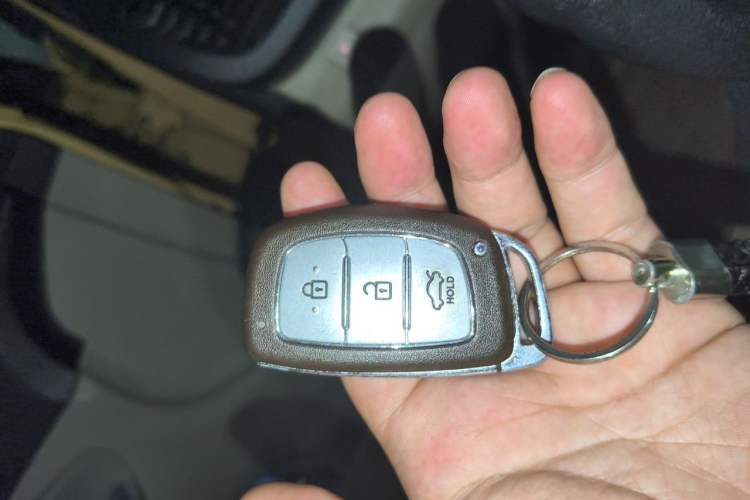 Used Hyundai Verna (older generation) 2014 1.4L Automatic Smart GLS Vehicle Key