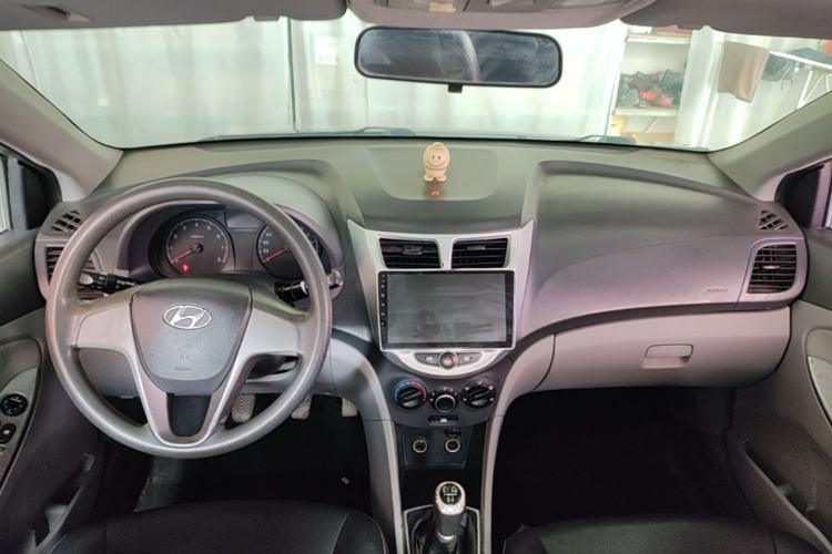 Used Hyundai Verna (older generation) 2016 1.4L Manual Smart GLS Trim Center Console