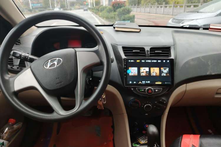 Used Hyundai Verna (older generation) 2016 1.4L Automatic Smart GLS Center Console