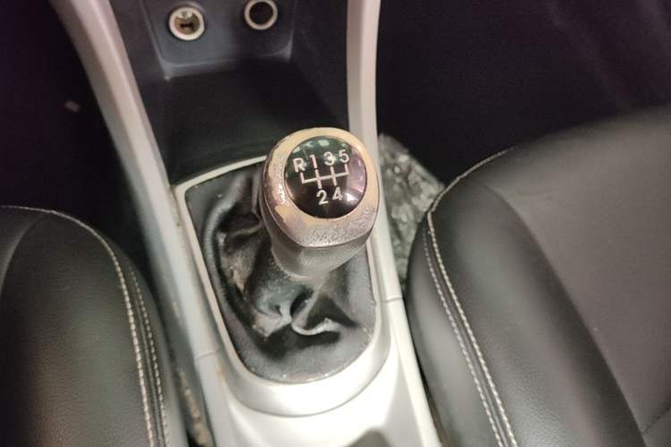 Used Hyundai Verna (older generation) 2016 1.4L Manual Smart GLS Trim Gear Lever