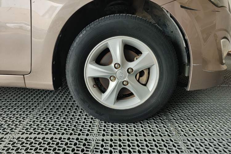 Used Hyundai Verna (older generation) 2016 1.4L Manual Smart GLS Trim Right Front Wheel Hub