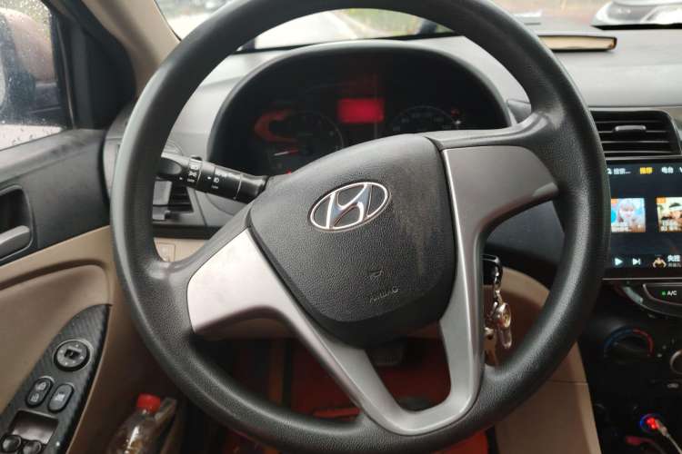 Used Hyundai Verna (older generation) 2016 1.4L Automatic Smart GLS Steering Wheel