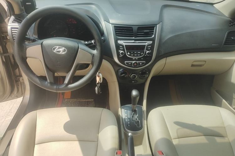 Used Hyundai Verna (older generation) 2016 1.4L Automatic Smart GLS Center Console