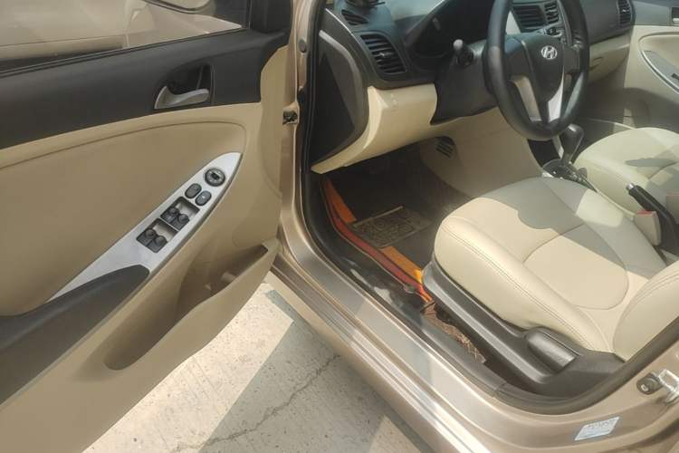 Used Hyundai Verna (older generation) 2016 1.4L Automatic Smart GLS Driver Seat