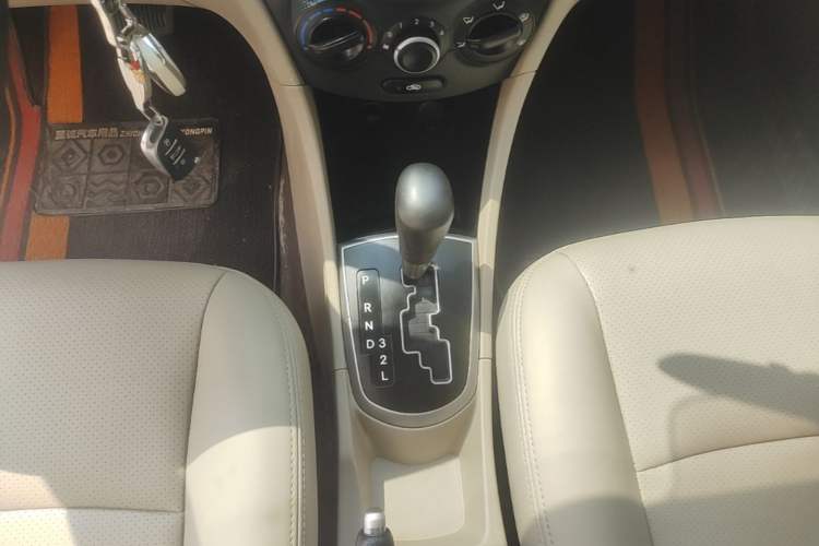 Used Hyundai Verna (older generation) 2016 1.4L Automatic Smart GLS Gear Lever