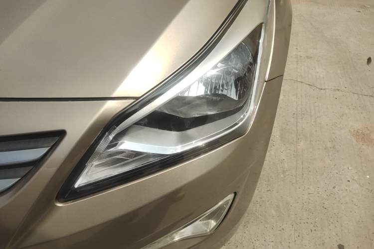 Used Hyundai Verna (older generation) 2016 1.4L Automatic Smart GLS Left Front Headlight