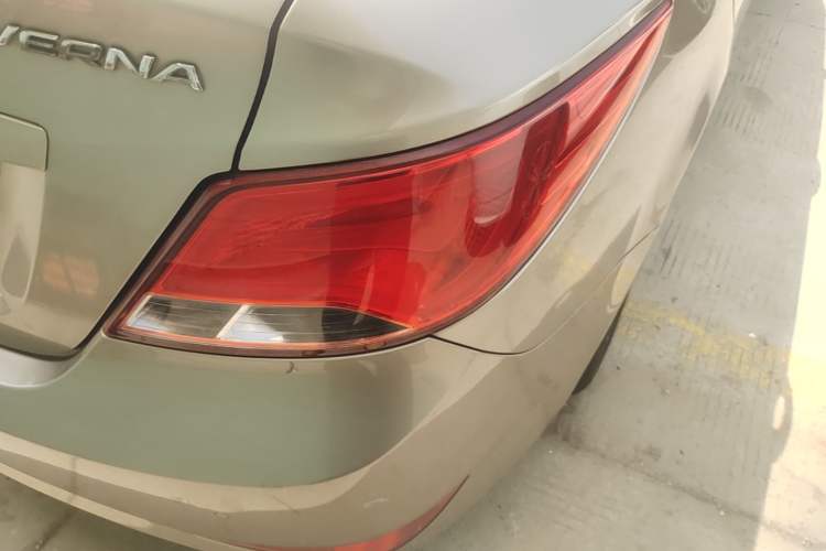 Used Hyundai Verna (older generation) 2016 1.4L Automatic Smart GLS Right Rear Taillight