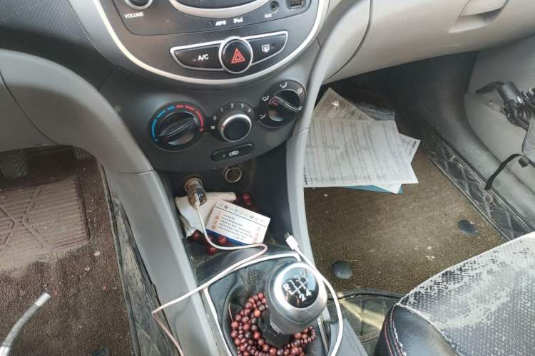 Used Hyundai Verna (older generation) 2016 1.4L Manual Smart GLS Trim Gear Lever