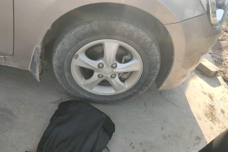 Used Hyundai Verna (older generation) 2016 1.4L Manual Smart GLS Trim Right Front Wheel Hub