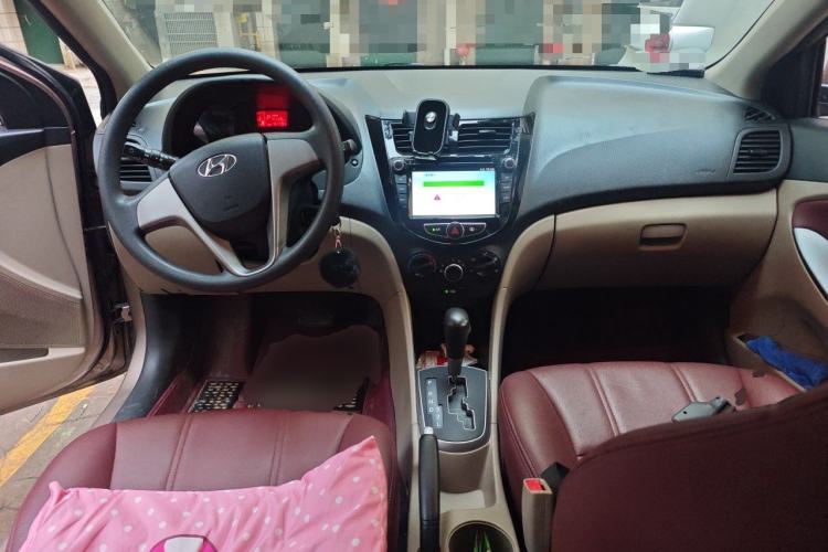 Used Hyundai Verna (older generation) 2016 1.4L Automatic Smart GLS Center Console