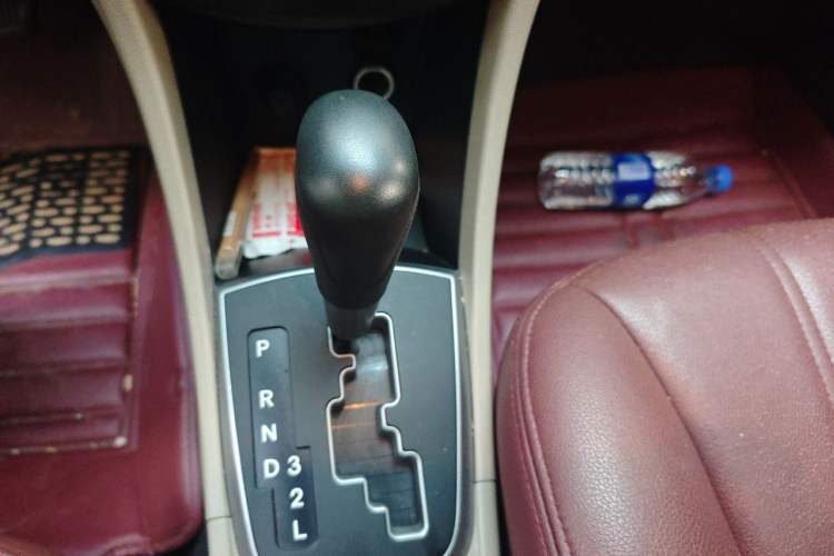 Used Hyundai Verna (older generation) 2016 1.4L Automatic Smart GLS Gear Lever