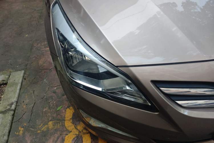 Used Hyundai Verna (older generation) 2016 1.4L Automatic Smart GLS Right Front Headlight