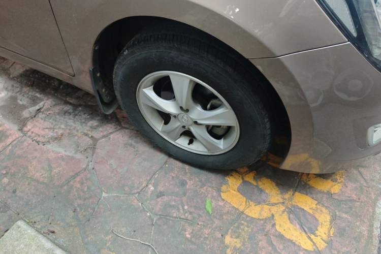 Used Hyundai Verna (older generation) 2016 1.4L Automatic Smart GLS Right Front Wheel Hub