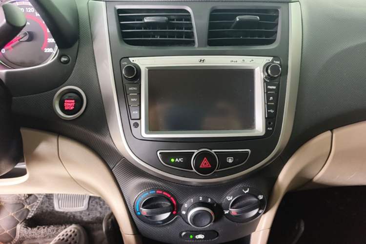 Used Hyundai Verna (older generation) 2016 1.4L Automatic Leading-Edge GLX Audio And AC Panel