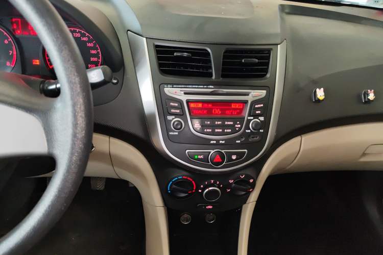 Used Hyundai Verna (older generation) 2016 1.4L Manual Smart GLS Trim Audio And AC Panel