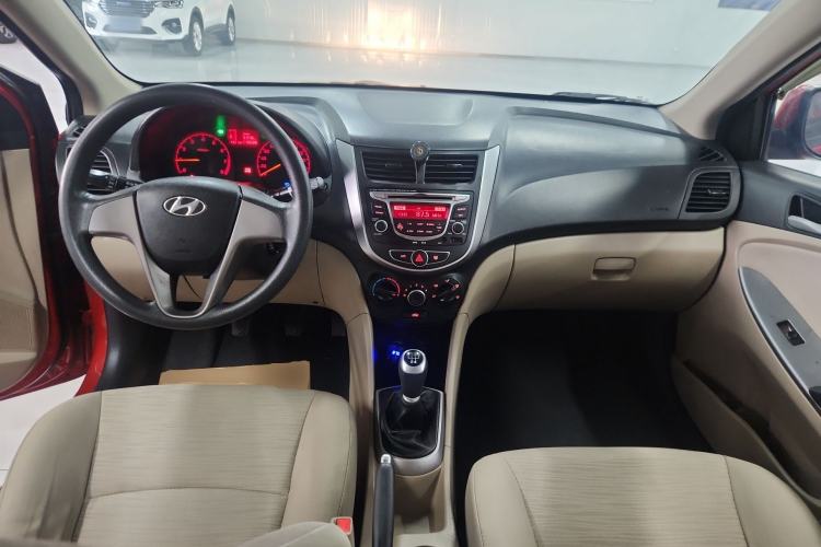 Used Hyundai Verna (older generation) 2016 1.4L Manual Smart GLS Trim Center Console