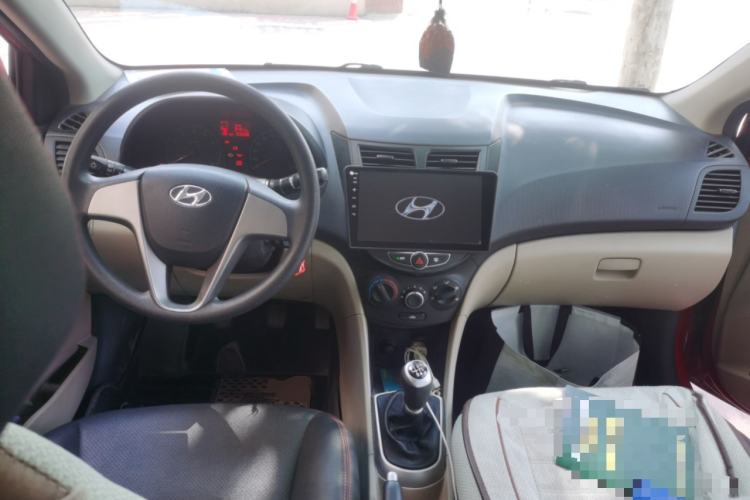 Used Hyundai Verna (older generation) 2016 1.4L Manual Smart GLS Trim Center Console