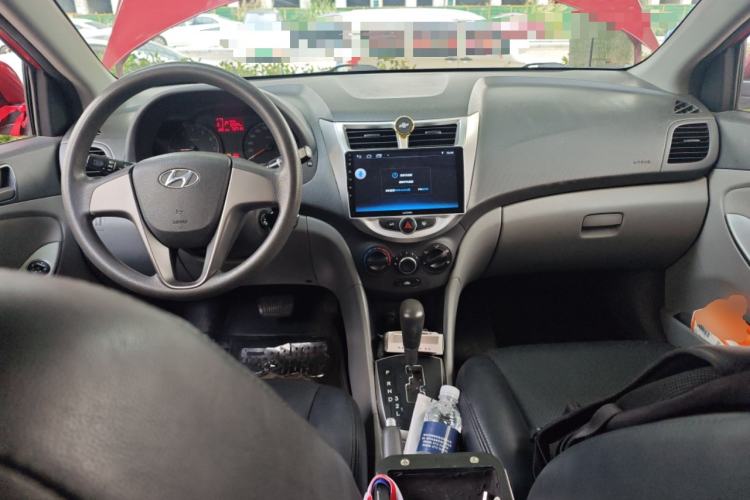 Used Hyundai Verna (older generation) 2016 1.4L Automatic Smart GLS Center Console