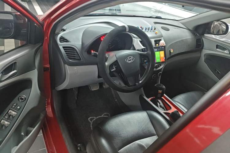 Used Hyundai Verna (older generation) 2016 1.4L Automatic Smart GLS Center Console