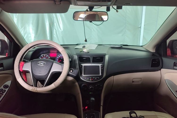 Used Hyundai Verna (older generation) 2016 1.4L Automatic Leading-Edge GLX Center Console