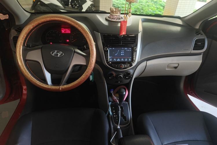 Used Hyundai Verna (older generation) 2016 1.4L Automatic Fashionable GS Model Center Console