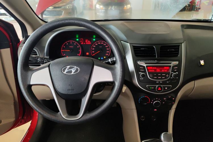 Used Hyundai Verna (older generation) 2016 1.4L Manual Smart GLS Trim Center Console