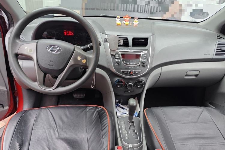 Used Hyundai Verna (older generation) 2016 1.4L Automatic Fashionable GS Model Center Console