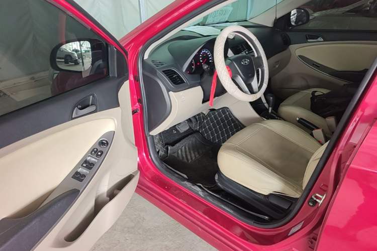 Used Hyundai Verna (older generation) 2016 1.4L Automatic Leading-Edge GLX Driver Seat