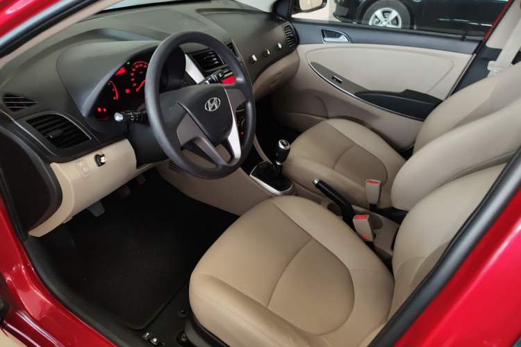 Used Hyundai Verna (older generation) 2016 1.4L Manual Smart GLS Trim Driver Seat