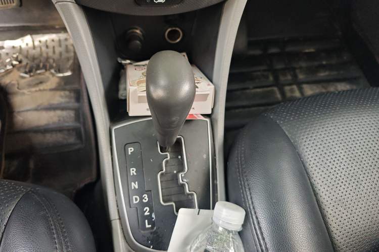 Used Hyundai Verna (older generation) 2016 1.4L Automatic Smart GLS Gear Lever