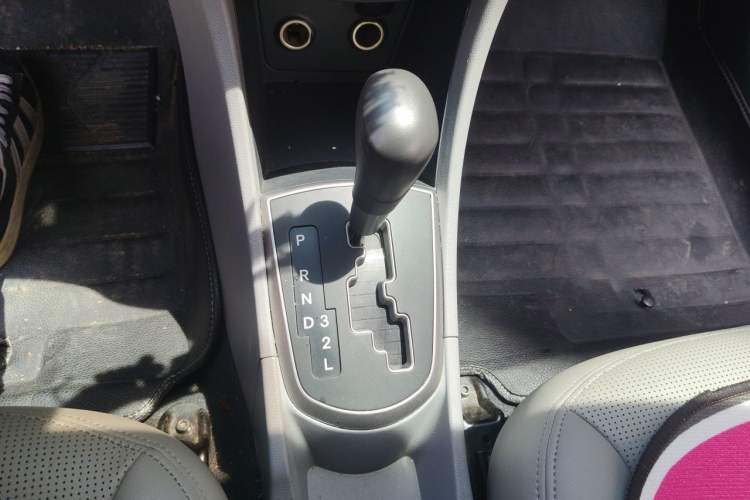 Used Hyundai Verna (older generation) 2016 1.4L Automatic Smart GLS Gear Lever