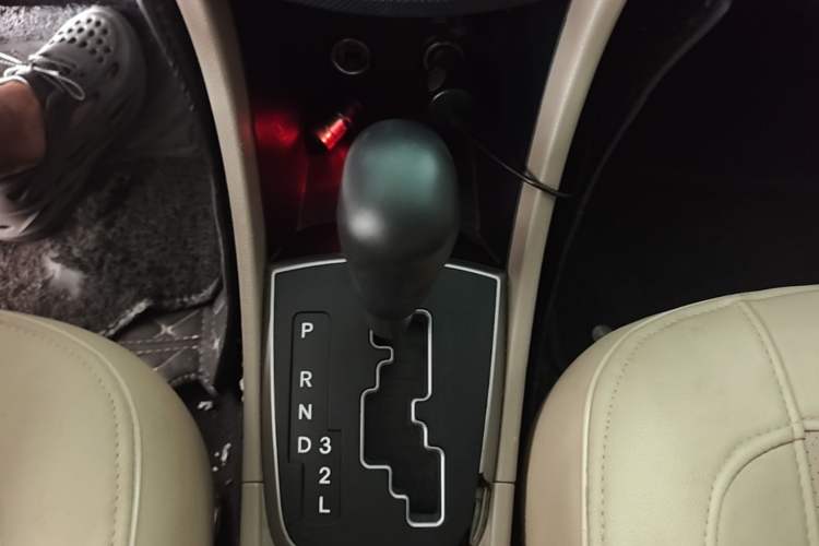 Used Hyundai Verna (older generation) 2016 1.4L Automatic Leading-Edge GLX Gear Lever