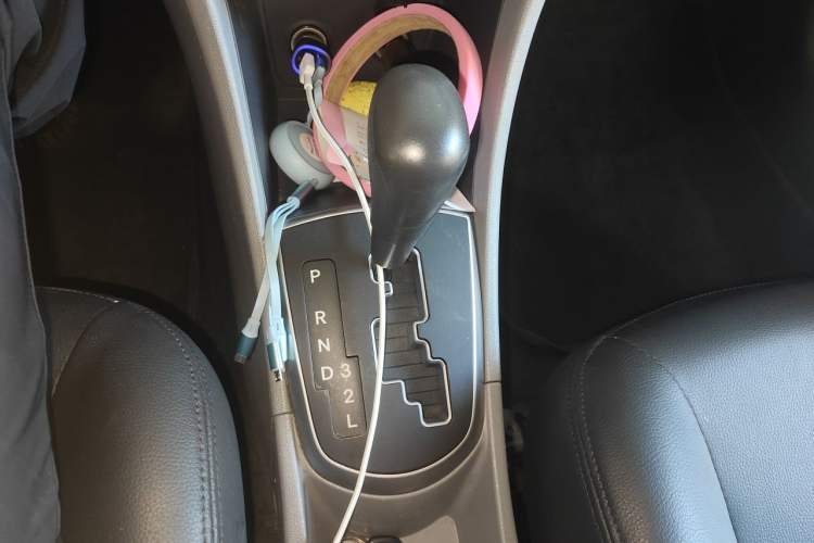 Used Hyundai Verna (older generation) 2016 1.4L Automatic Fashionable GS Model Gear Lever