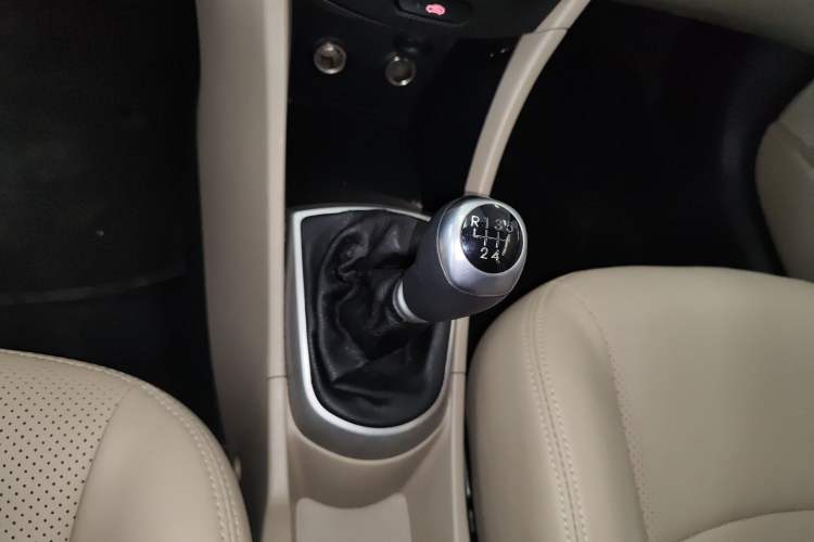 Used Hyundai Verna (older generation) 2016 1.4L Manual Smart GLS Trim Gear Lever