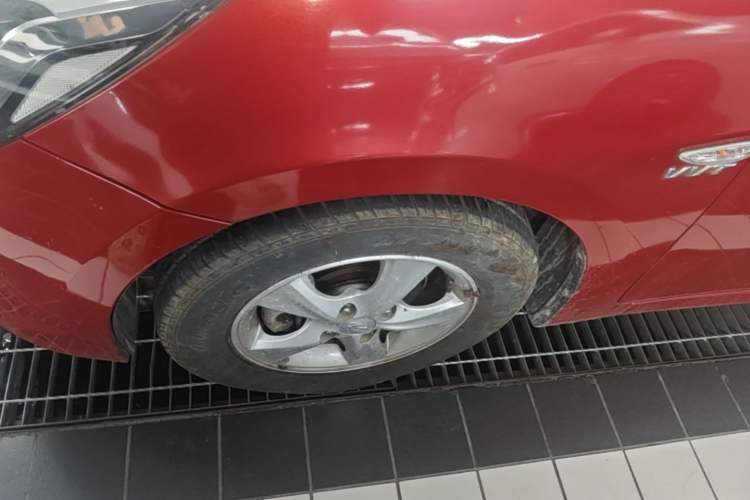 Used Hyundai Verna (older generation) 2016 1.4L Automatic Smart GLS Left Front Wheel Hub