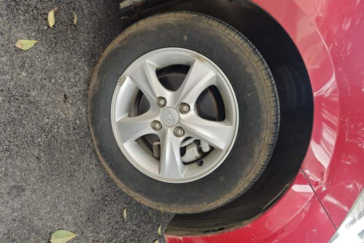 Used Hyundai Verna (older generation) 2016 1.4L Automatic Smart GLS Right Front Wheel Hub