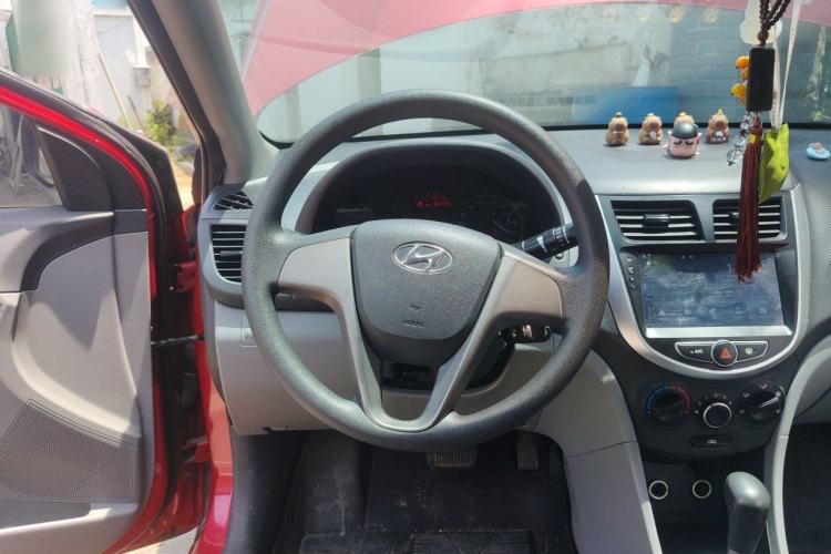 Used Hyundai Verna (older generation) 2016 1.4L Automatic Smart GLS Steering Wheel