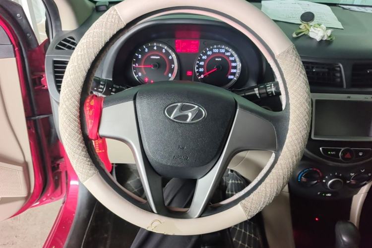Used Hyundai Verna (older generation) 2016 1.4L Automatic Leading-Edge GLX Steering Wheel