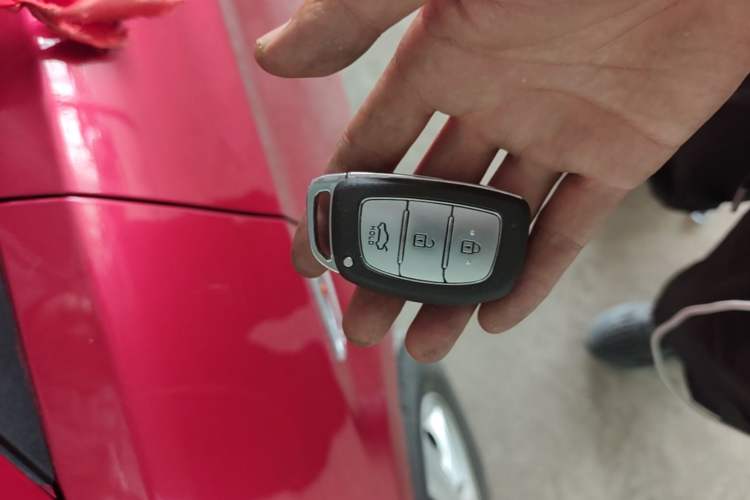 Used Hyundai Verna (older generation) 2016 1.4L Automatic Leading-Edge GLX Vehicle Key
