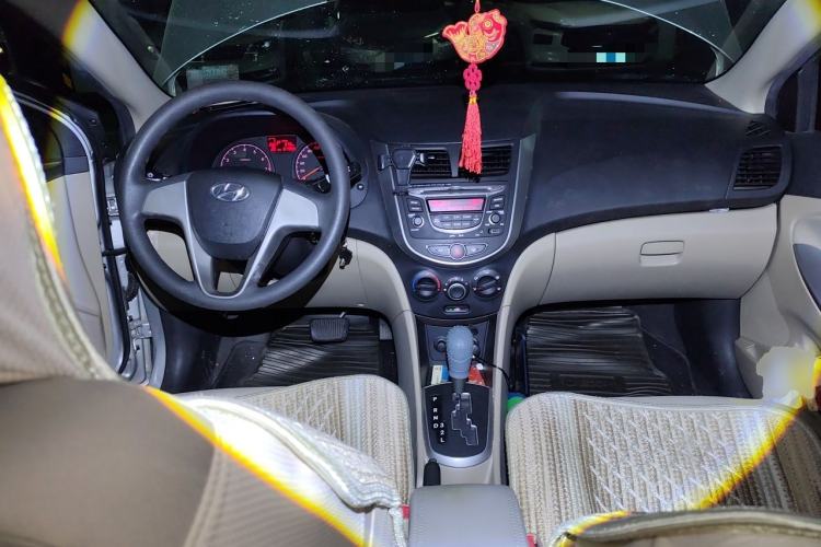 Used Hyundai Verna (older generation) 2016 1.4L Automatic Smart GLS Center Console