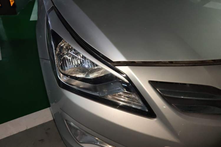 Used Hyundai Verna (older generation) 2016 1.4L Automatic Smart GLS Right Front Headlight