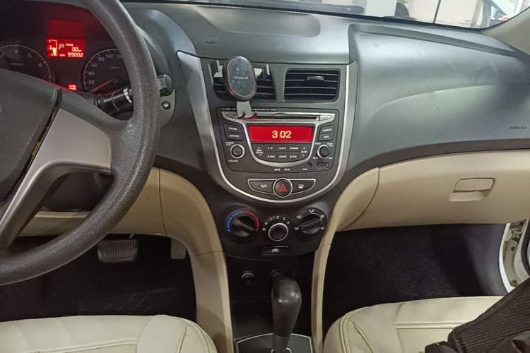 Used Hyundai Verna (older generation) 2016 1.4L Automatic Smart GLS Audio And AC Panel