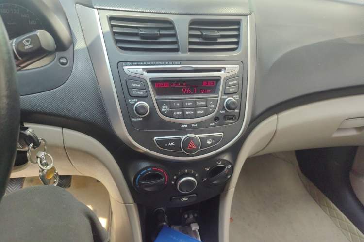 Used Hyundai Verna (older generation) 2016 1.4L Manual Fashion GS Audio And AC Panel